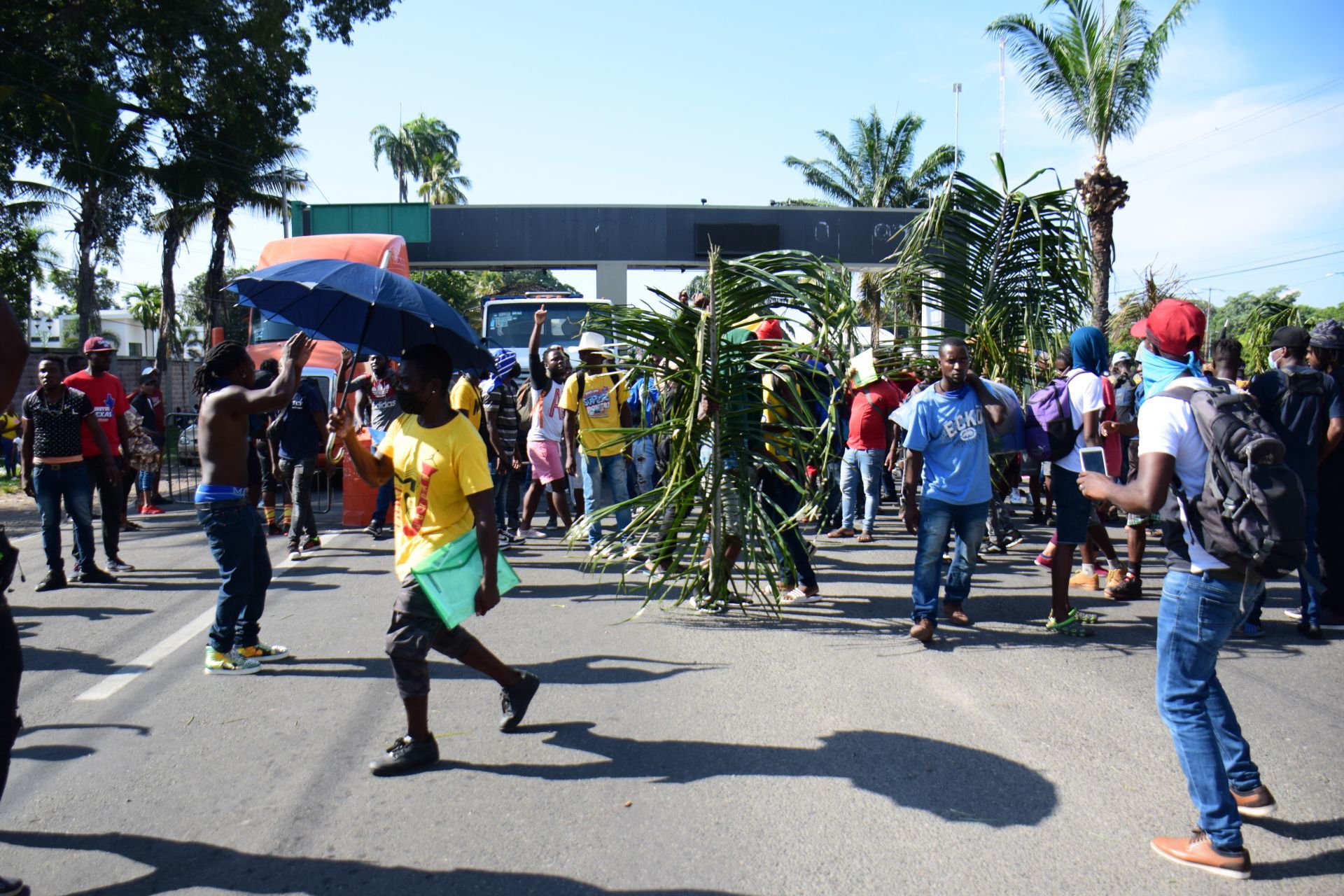 Cientos de migrantes haitianos protestan y exigen les permitan abandonar Tapachula, Chiapas.