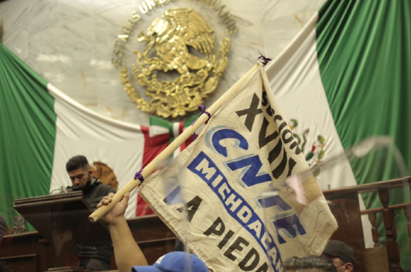 Integrantes de la CNTE irrumpen en Congreso de Michoacán