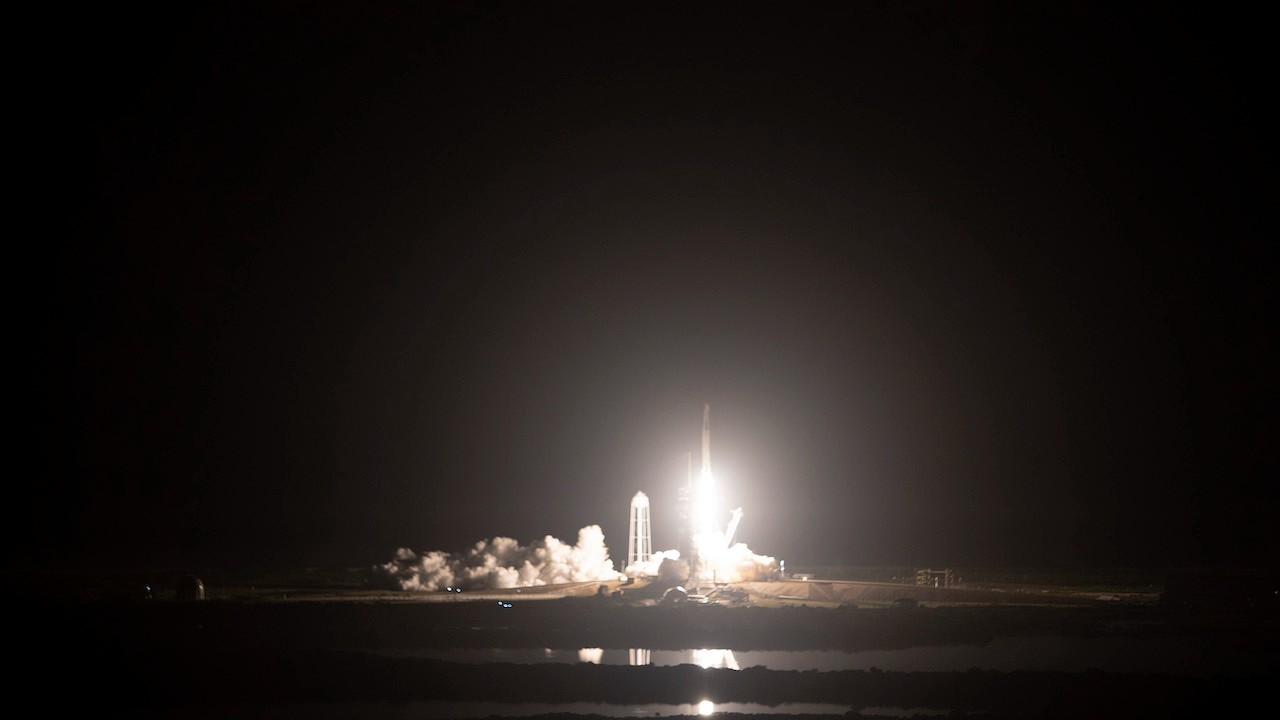 El cohete SpaceX Falcon 9 con el Crew Dragon vuela hacia las nubes en el Centro Espacial Kennedy (Getty Images)