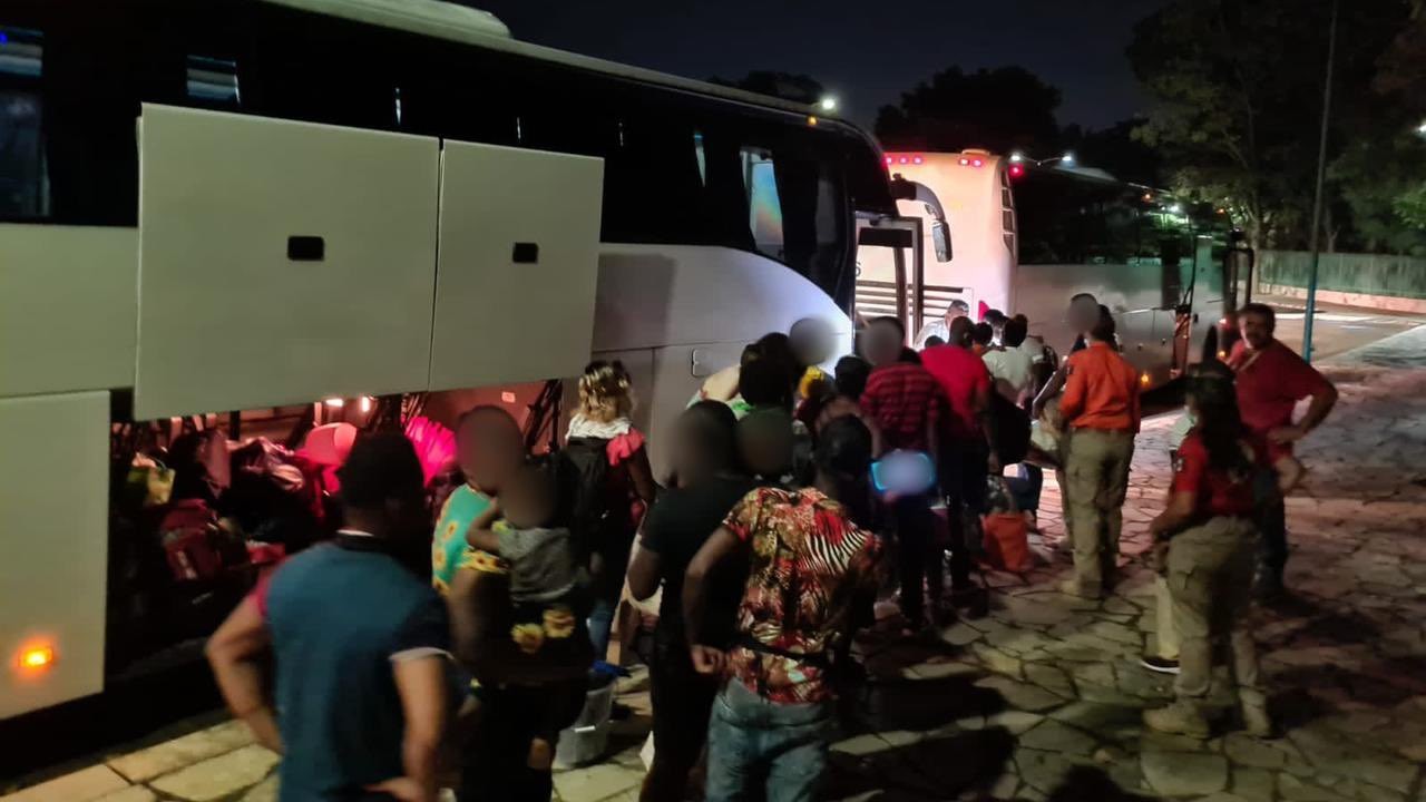 Comienza traslado masivo de migrantes que lllevaban más de 11 meses varados en Tapachula
