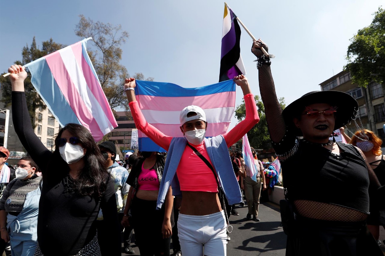 Comunidad trans de México marcha en medio de ola de violencia transfóbica.