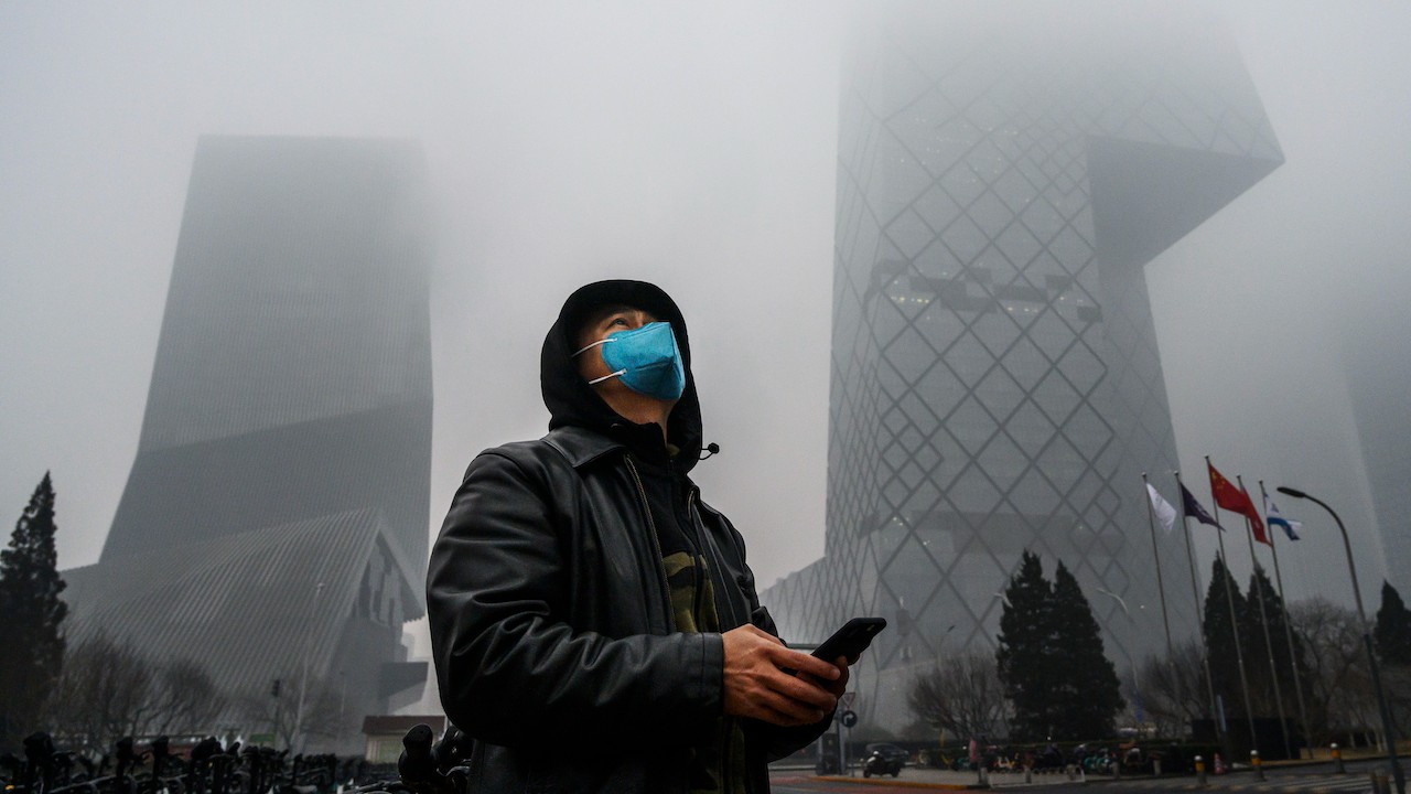 Un hombre usa cubrebocas entre niebla y contaminación (Getty Images)