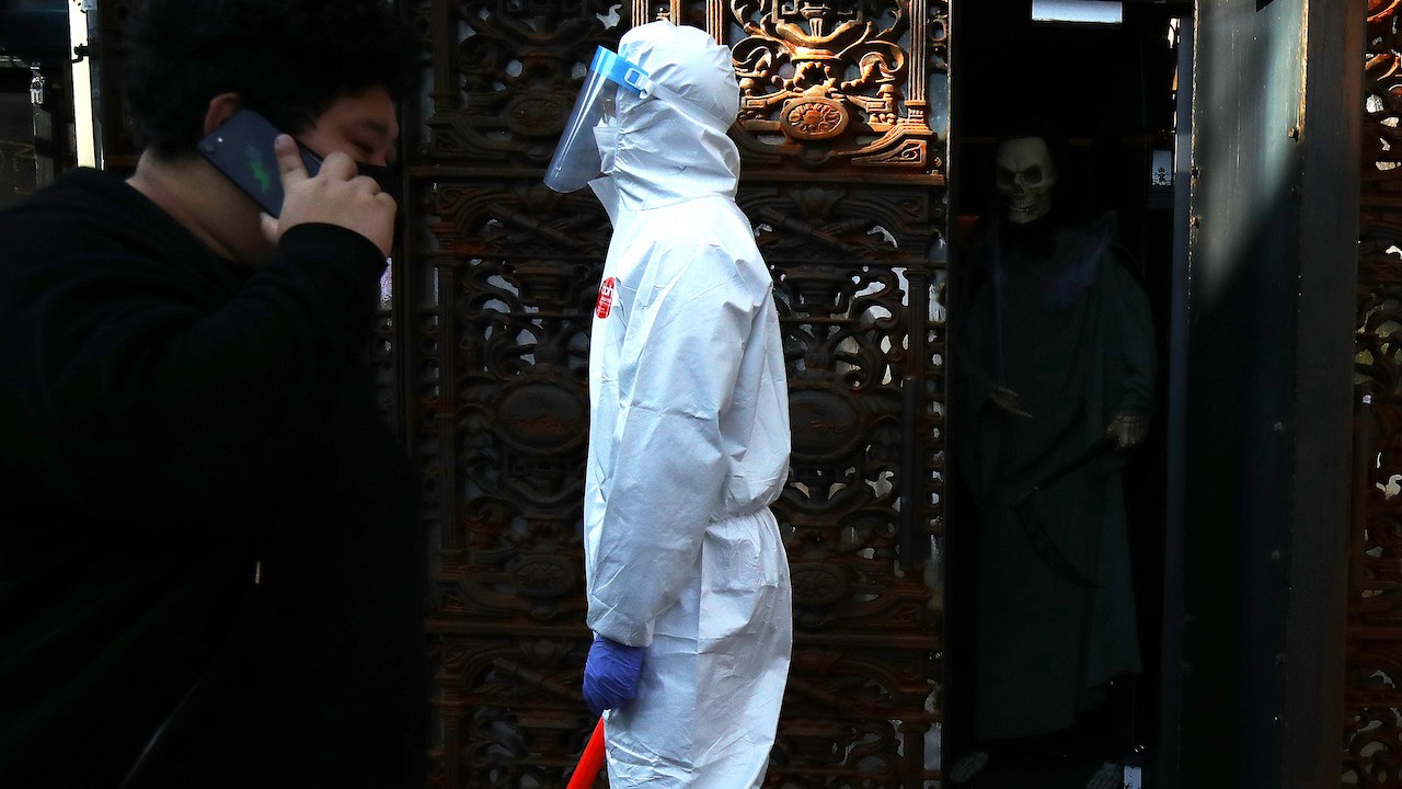 Un funcionario de salud se prepara para desinfectar una calle para evitar la propagación del coronavirus en Seúl, Corea del Sur (Getty Images)