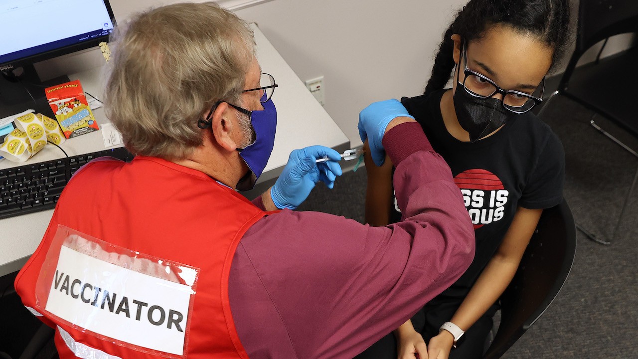 Una niña recibe la vacuna Pfizer contra covid en el Centro de Gobierno del Condado de Fairfax en Annandale, Virginia (Getty Images)