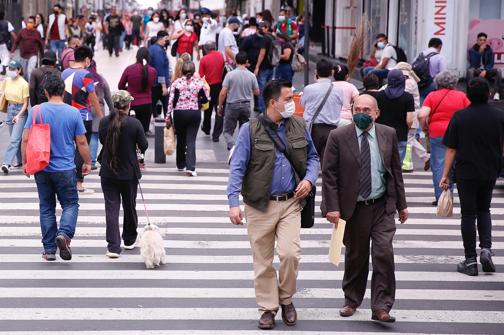 Personas con cubrebocas mientras caminan por las calles del Centro Histórico de la Ciudad de México (EFE)
