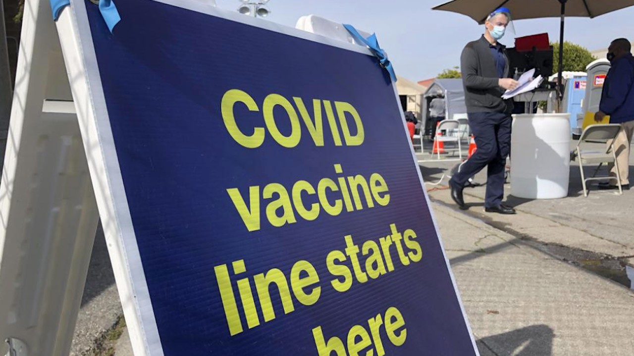 Letrero en un centro de vacunación contra covid en San Francisco (AP)