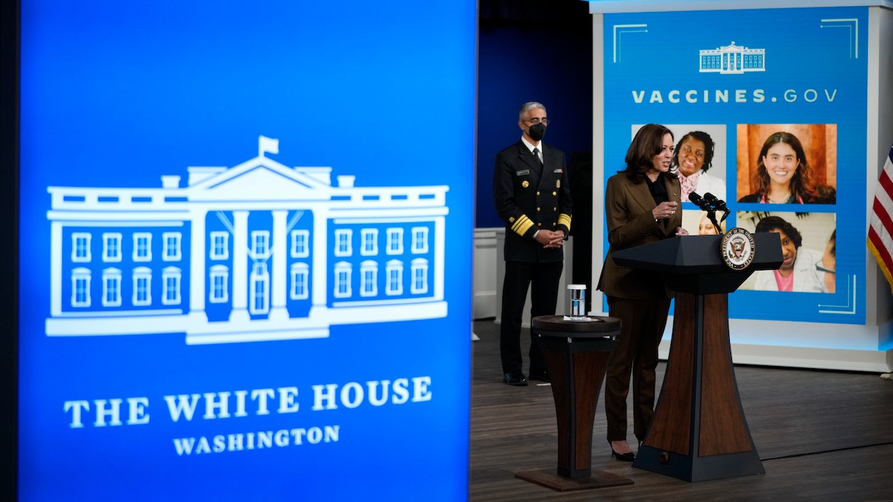 La vicepresidenta Kamala Harris habla sobre la equidad de la vacuna covid (Getty Images)