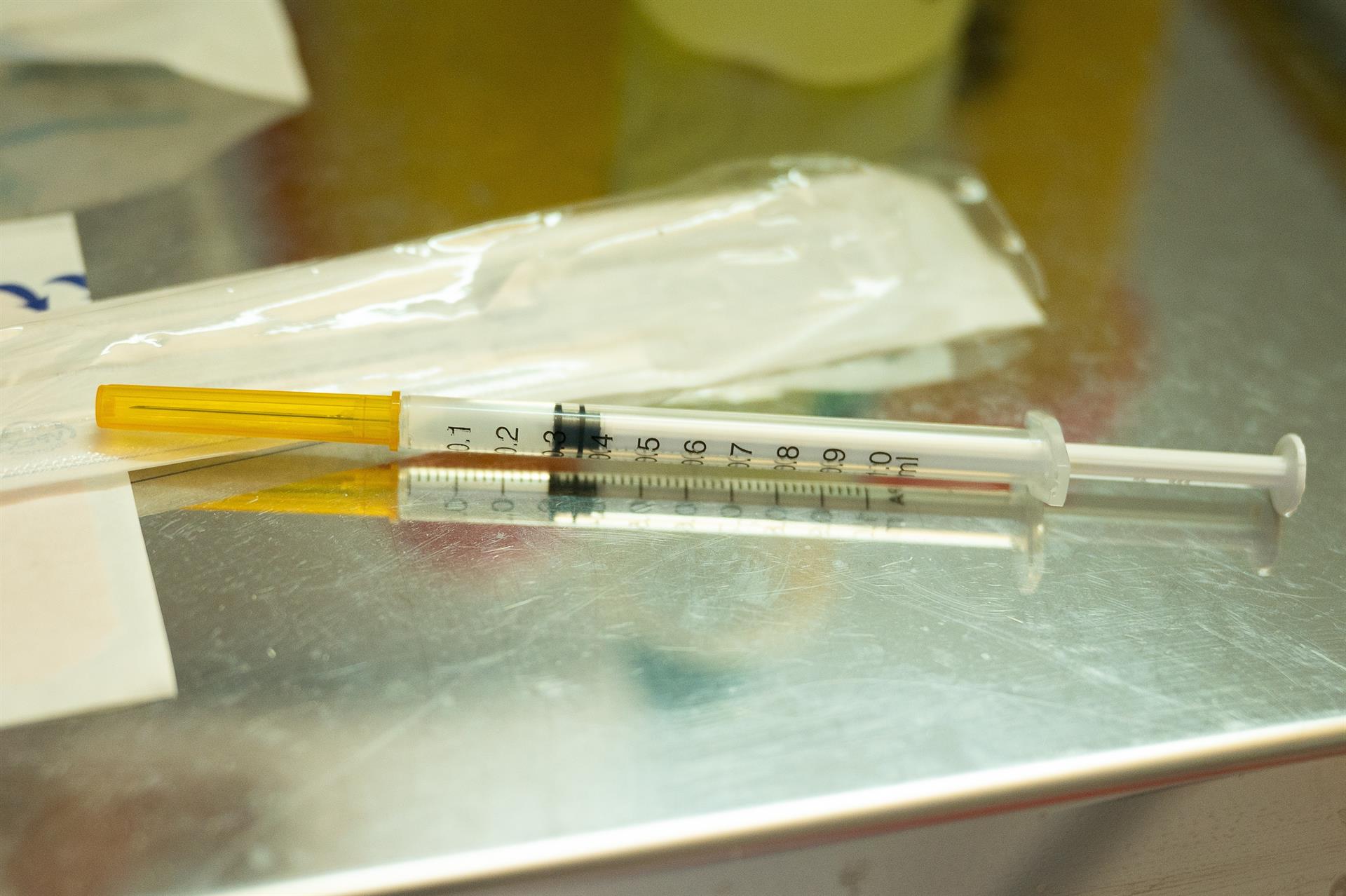 Una jeringa que contiene una dosis de la vacuna contra covid (EFE)