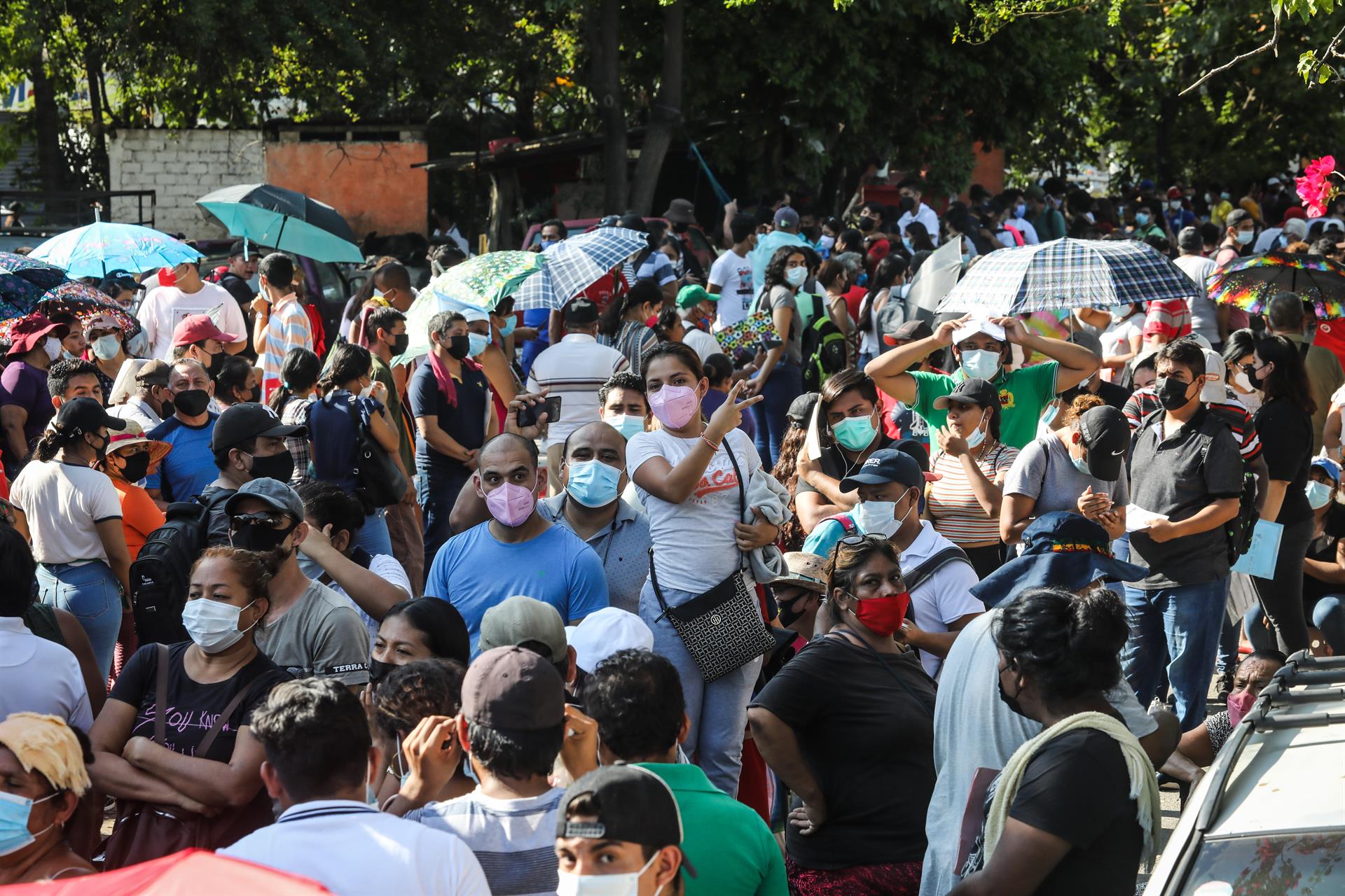 Grupos de personas se aglomeran para ser vacunados contra covid en Acapulco, Guerrero (EFE)