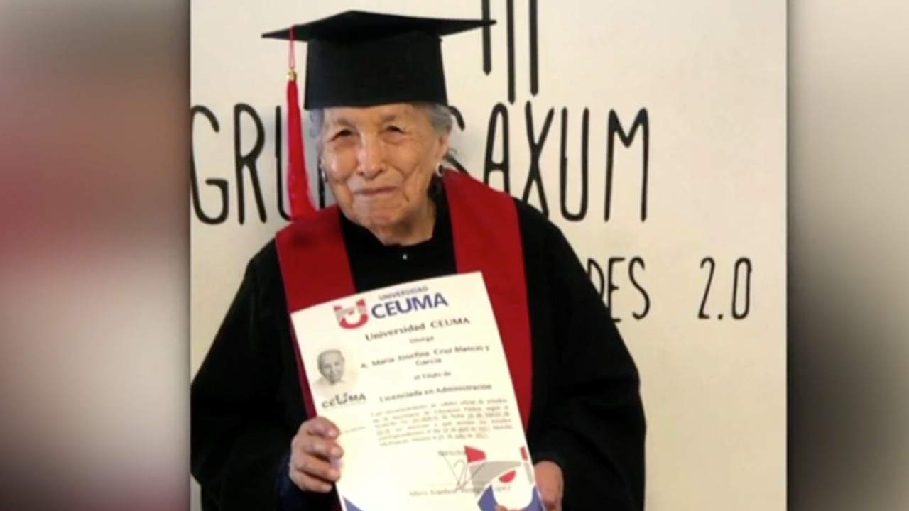 Abuelita de 93 años se gradúa en Administración y se inscribe a un diplomado