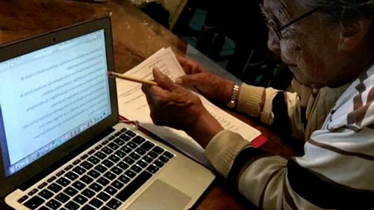Abuelita de 93 años se gradúa en Administración y se inscribe a un diplomado