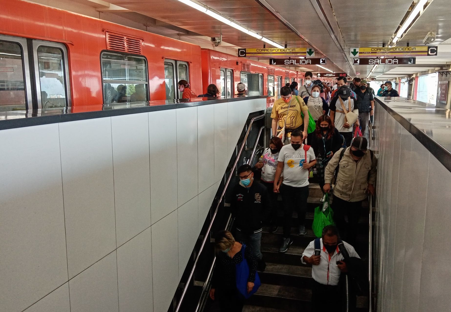 Metro CDMX: la Línea 9 aceptará tarjeta bancaria y código QR