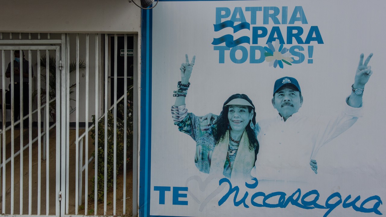 Vista de una valla publicitaria con la fotografía del presidente de Nicaragua, Daniel Ortega (Getty Images)
