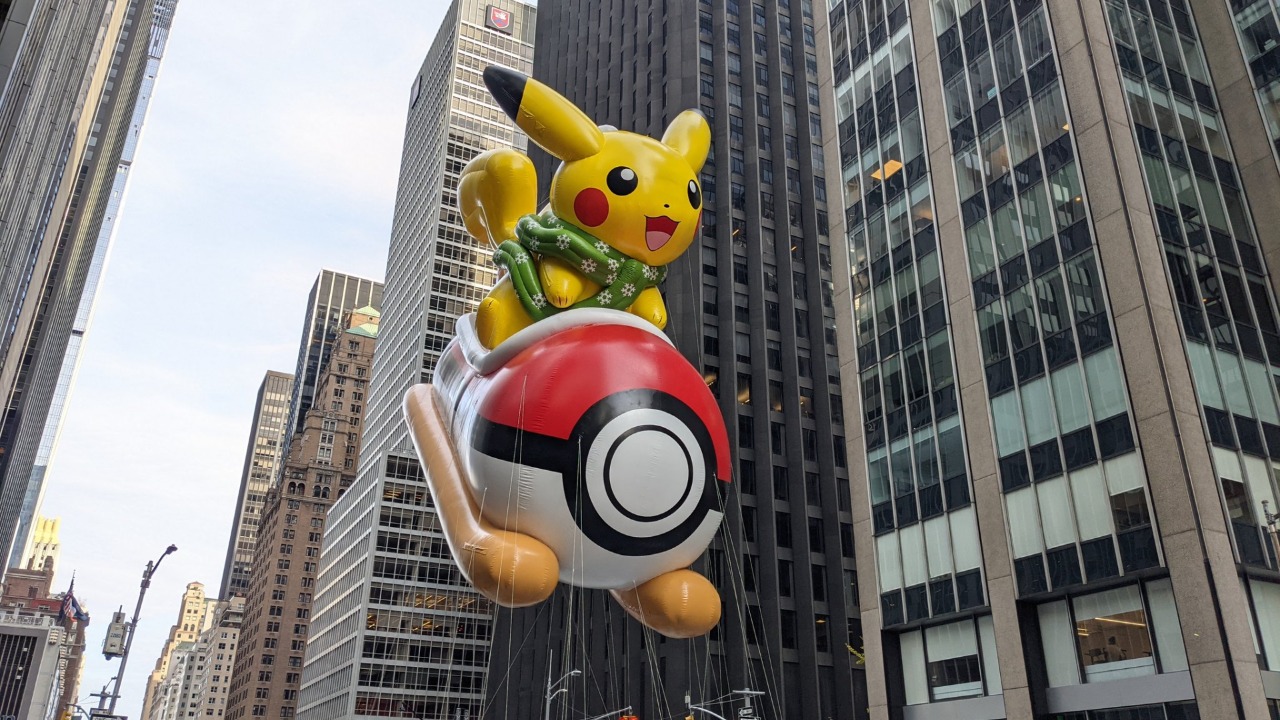 Globo gigante de Pikachu en el desfile de Acción de Gracias 2021 en New York
