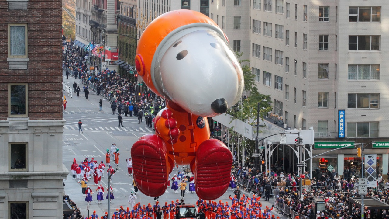 Globo gigante de Snoopy en el desfile de Acción de Gracias 2021 en New York