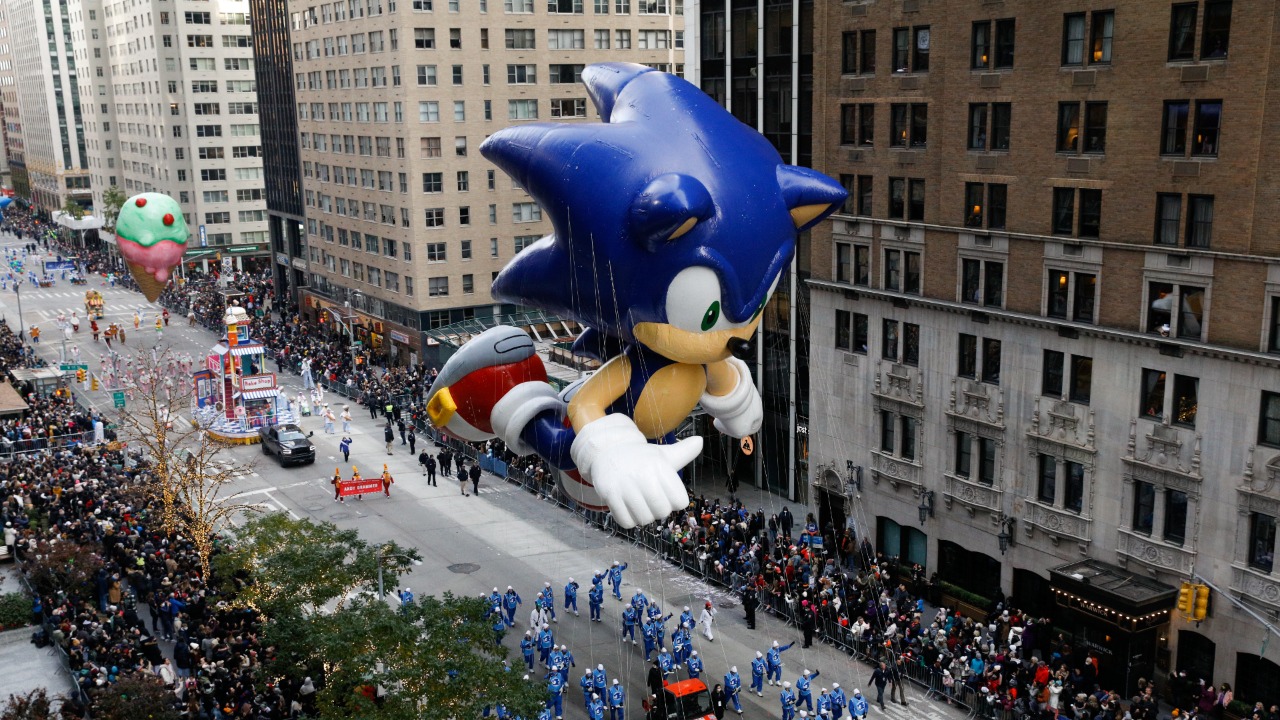 Globo gigante de Sonic en el desfile de Acción de Gracias 2021 en New York