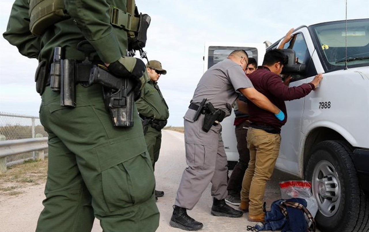 Detienen a mexicano que transportaba a cinco indocumentados en Florida.
