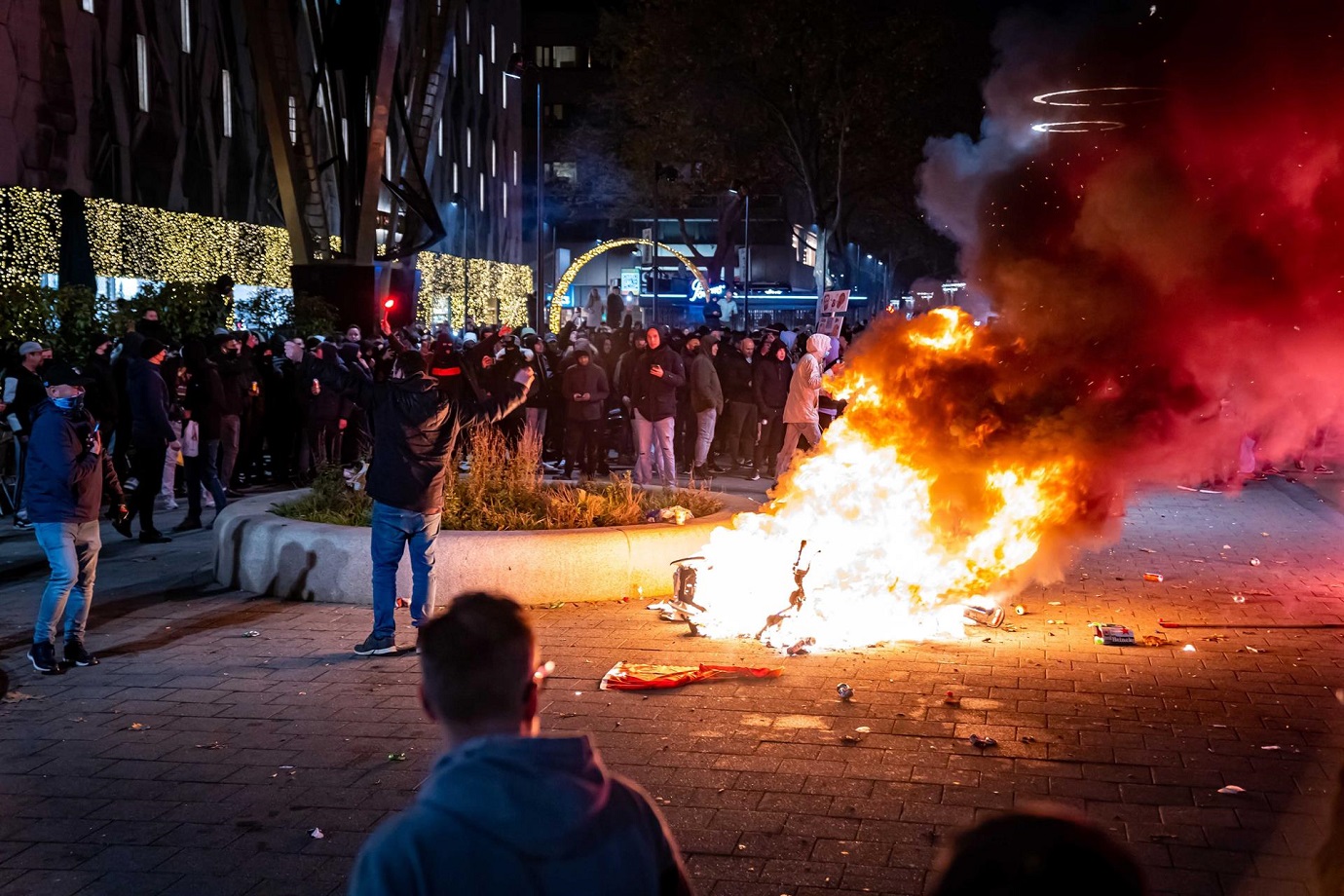 Restricciones por covid-19 desatan disturbios en Rotterdam