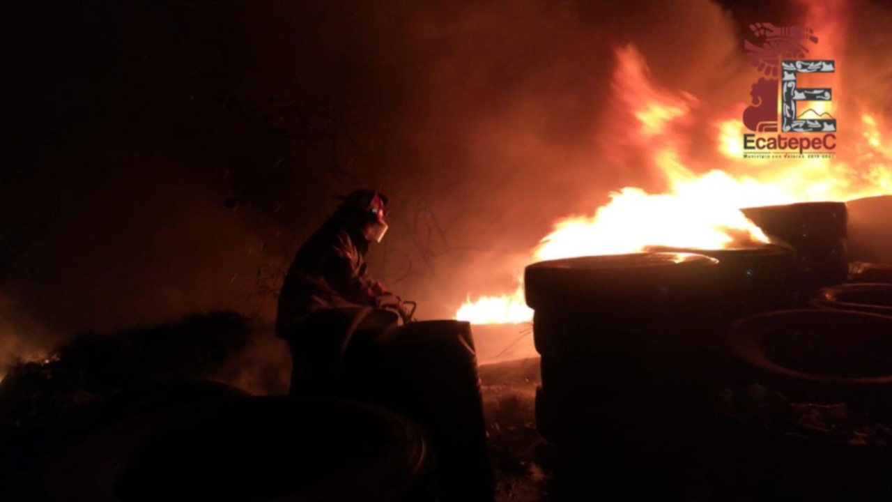Bomberos combaten un incendio en Ecatepec (Twitter: @PCB_Ecatepec)