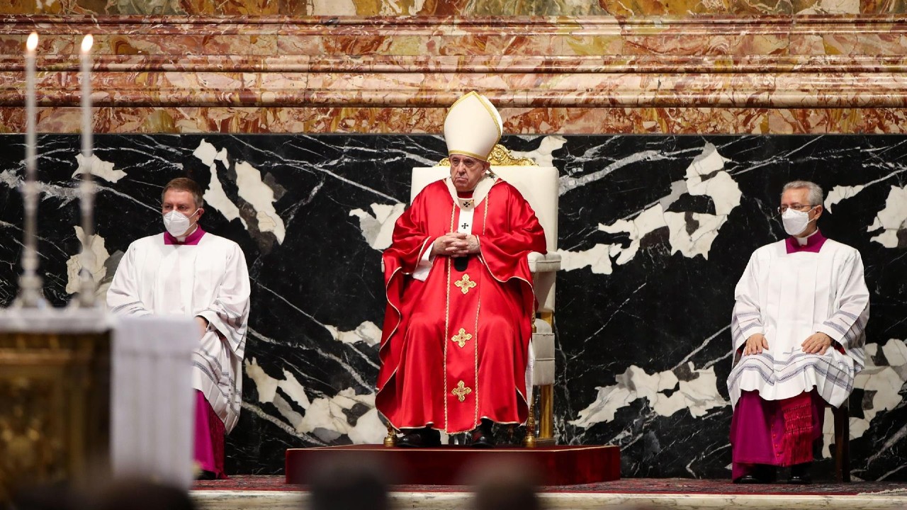 El papa Francisco urge una formación renovada de religiosos que trabajan con niños para evitar abusos