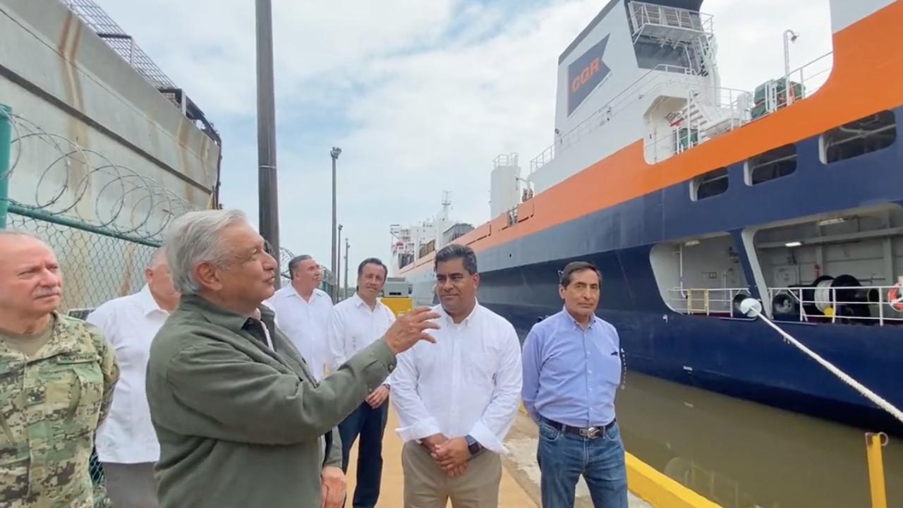 Buques y ferrocarriles serán operados por una empresa de la Marina, dice AMLO en Coatzacoalcos