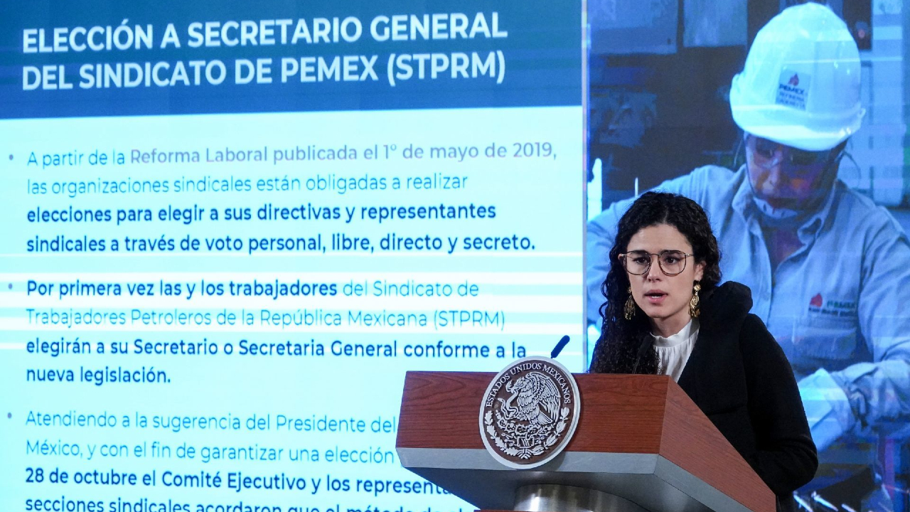 Luisa María Alcade durante la conferencia matutina en Palacio Nacional