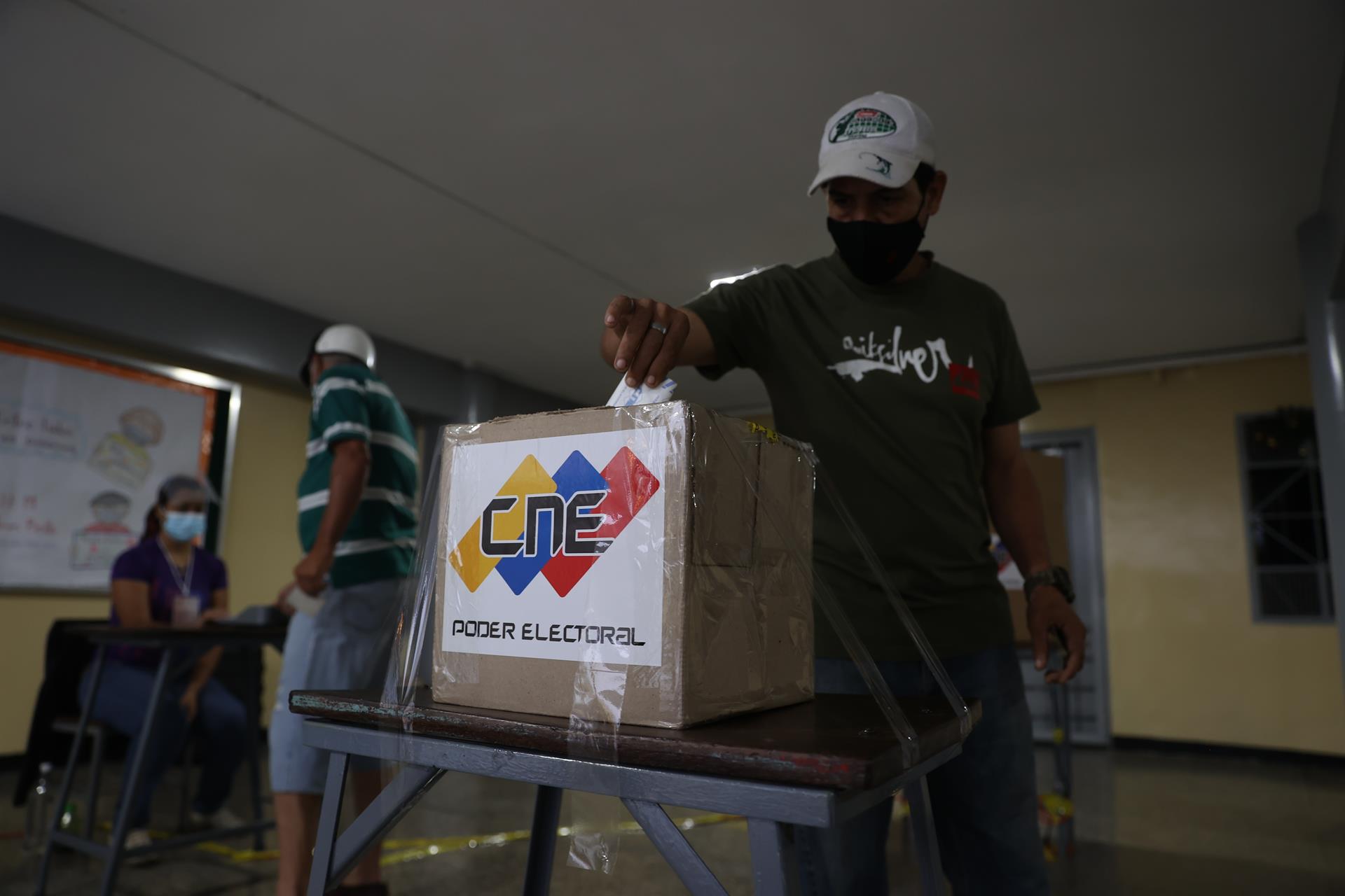Abren centros de votación para elecciones en Venezuela