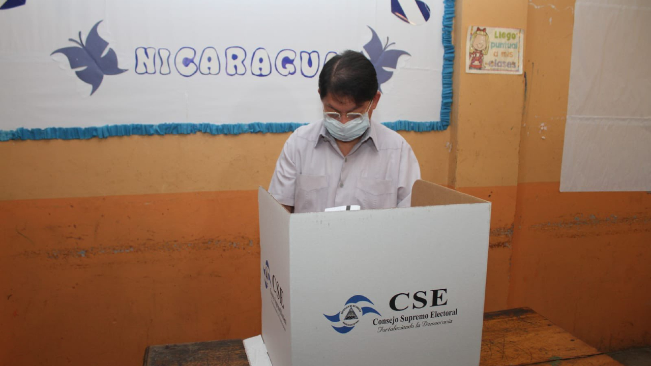 El canciller de Nicaragua, Denis Moncada, acude a las urnas a depositar su voto.