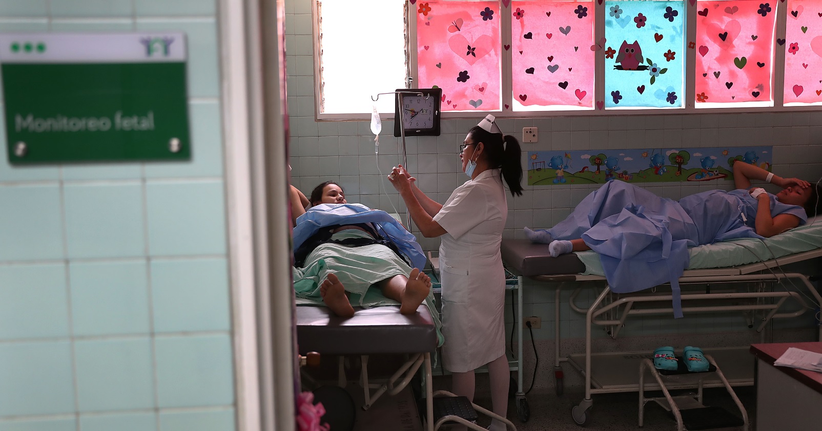 Enfermera ayuda pacientes embarazadas (Getty Images)