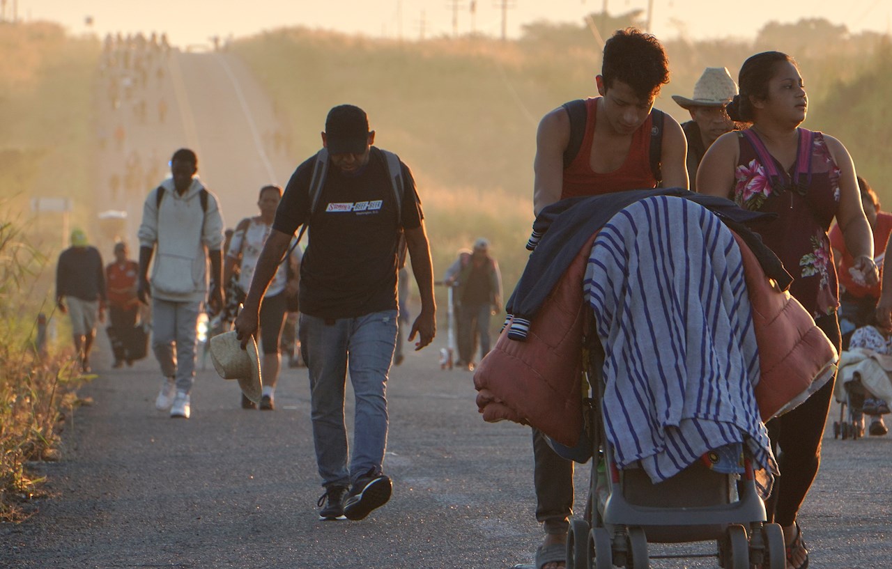 Enfermos y cansados, integrantes de caravana migrante continúan su camino por Oaxaca