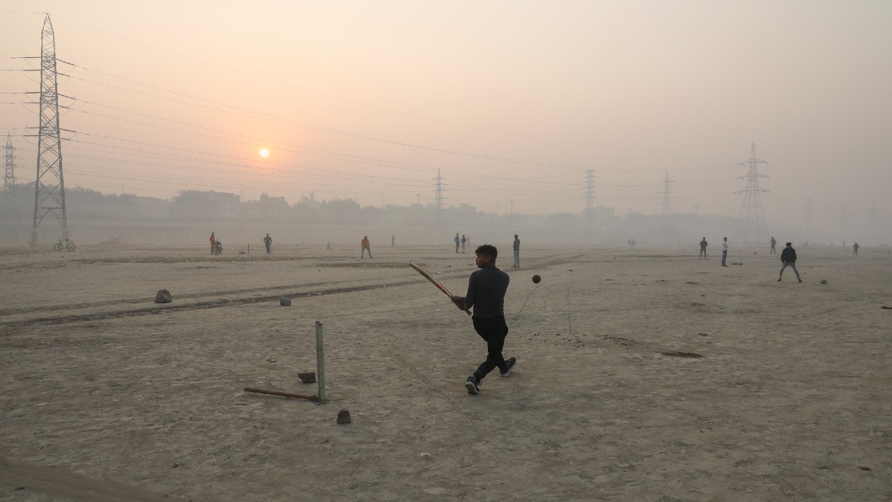 Escuelas de Nueva Delhi, en India, ordenan cierre indefinido por contaminación del aire