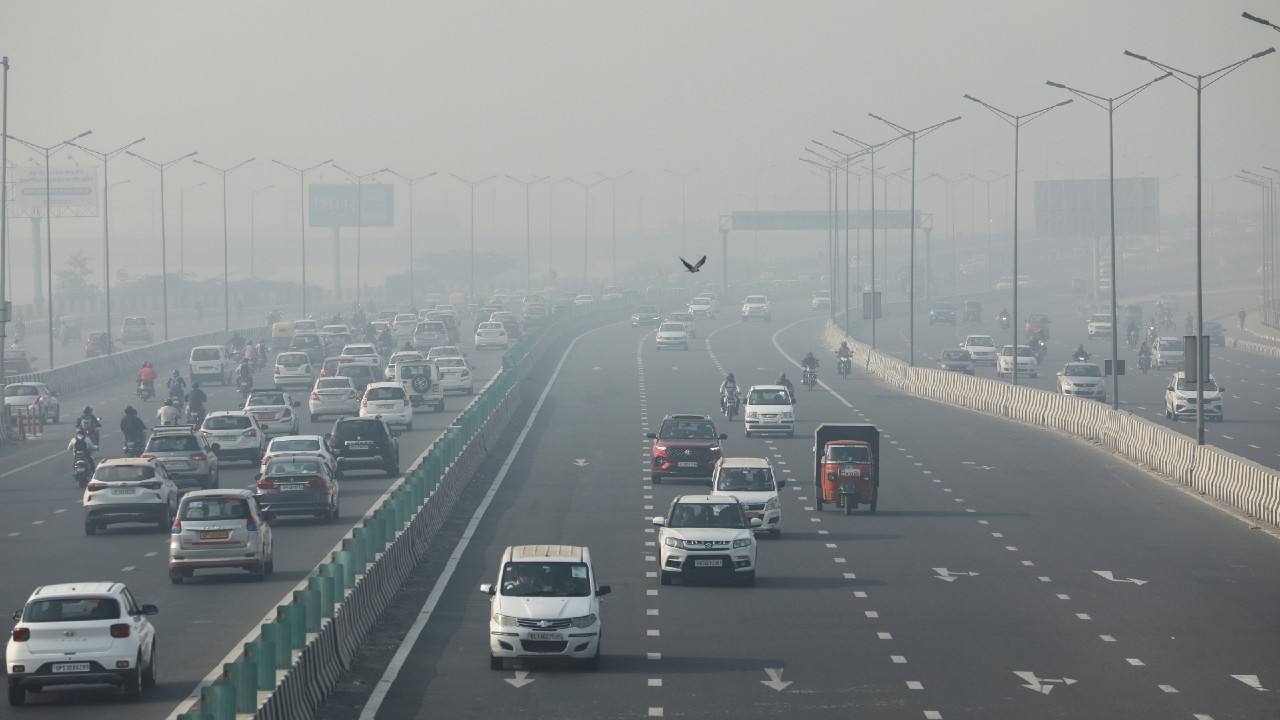 Escuelas y universidades de Nueva Delhi reabrirán el lunes, pese a mala calidad del aire