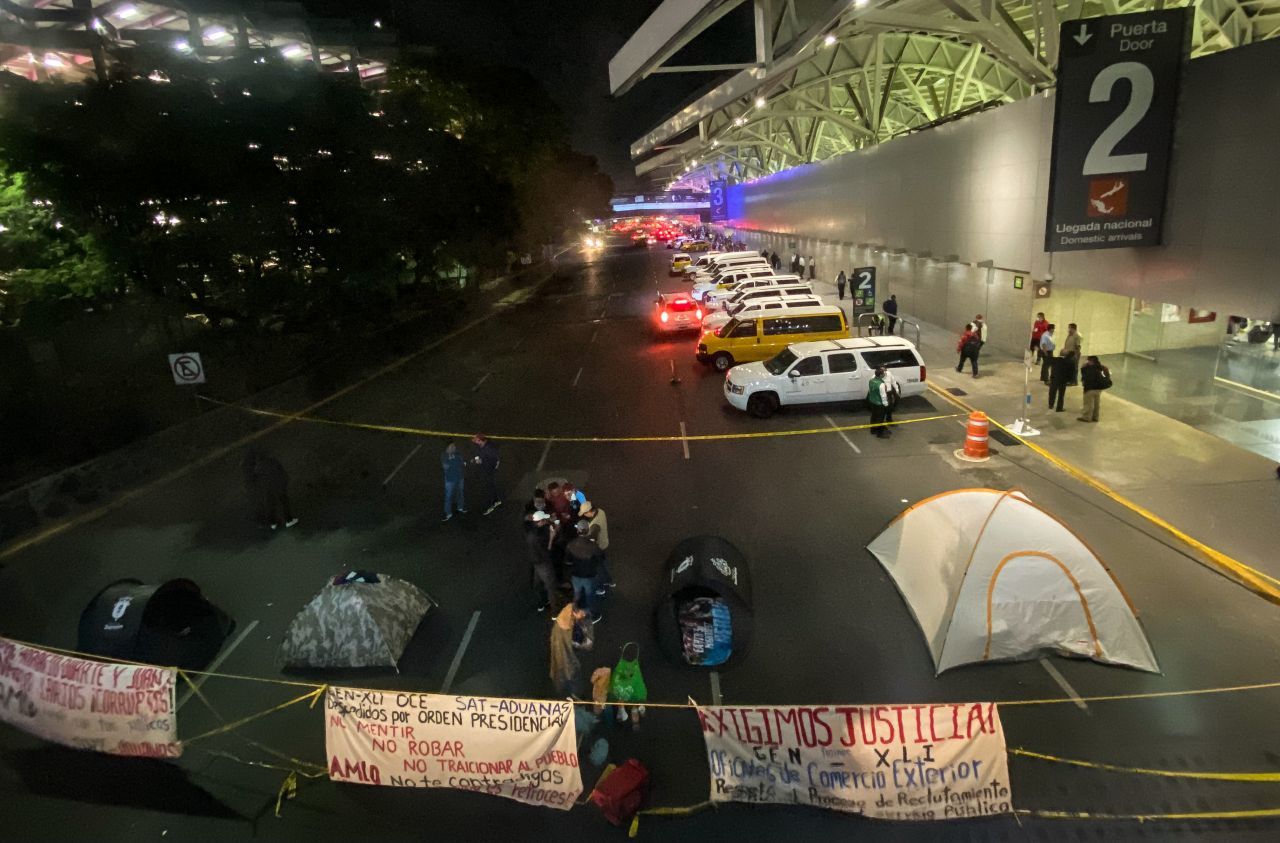 Exempleados de Aduanas mantienen bloqueo en la Terminal 1 del AICM
