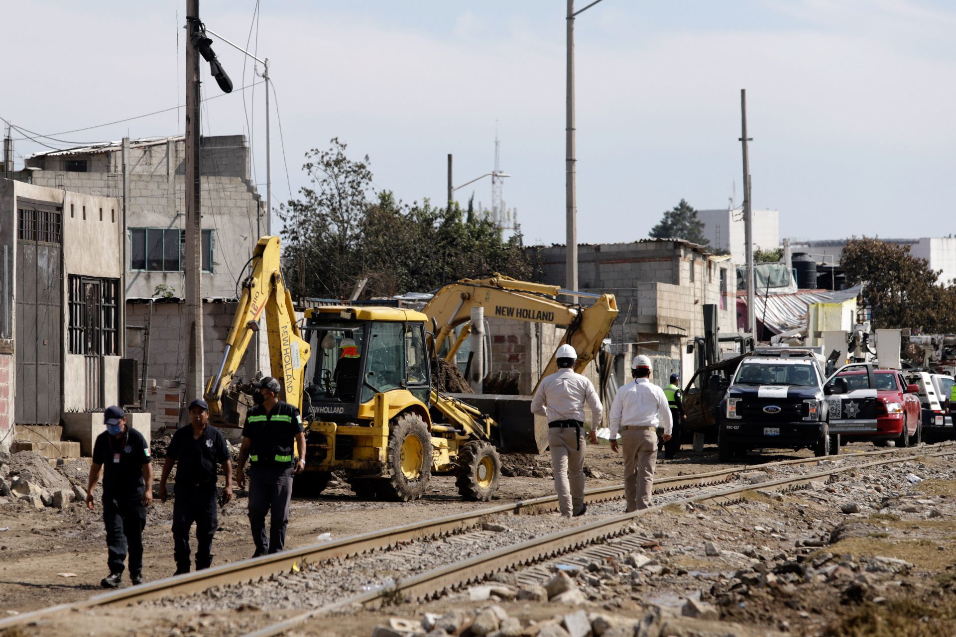 Retiran los autos calcinados de la zona donde se registró una explosión de gas LP en una toma clandestina en San Pablo Xochimehuacan, Puebla (Cuartoscuro)