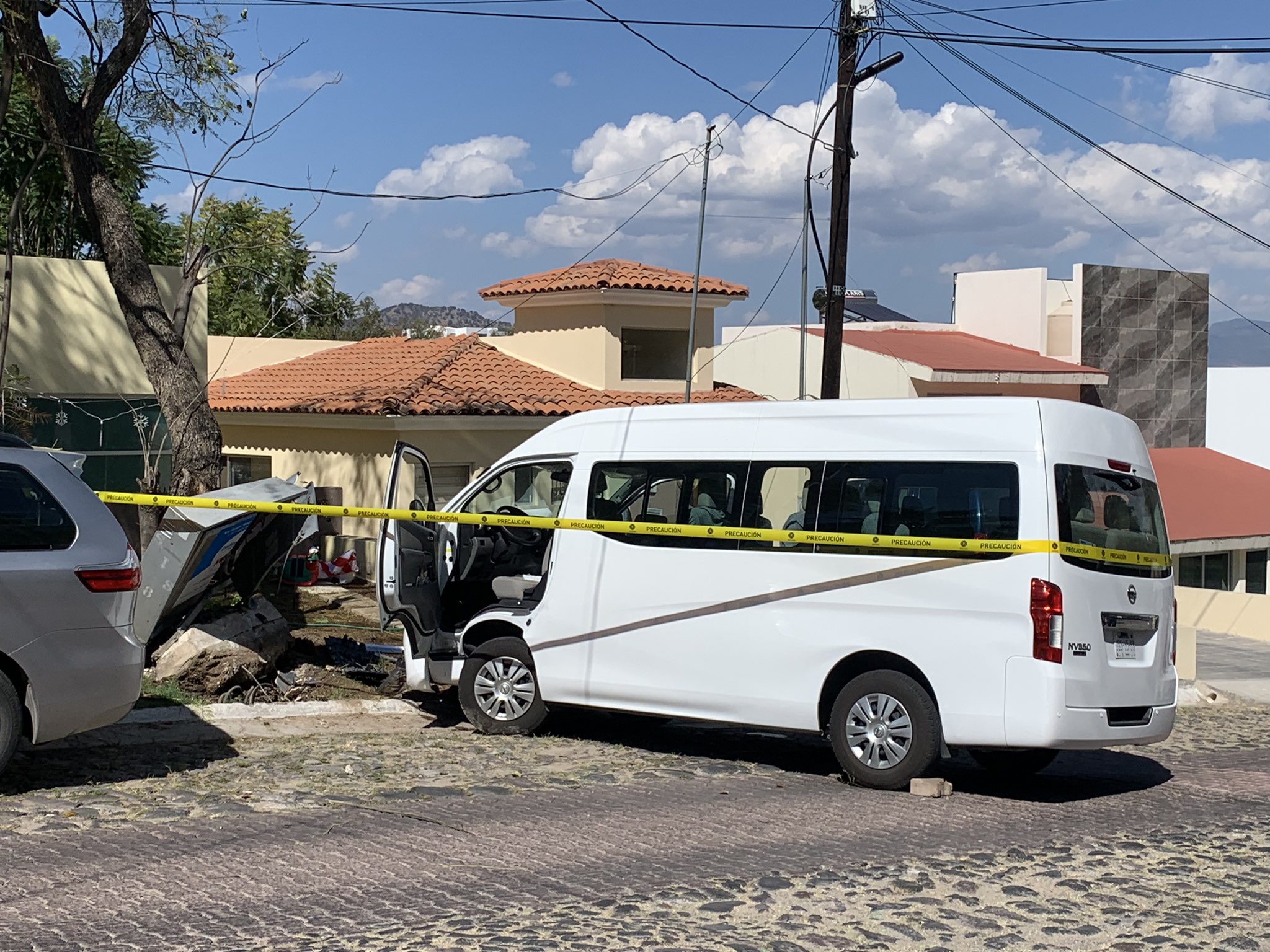 Nueve niños y una mujer resultan lesionados tras accidente de transporte escolar en Jalisco.