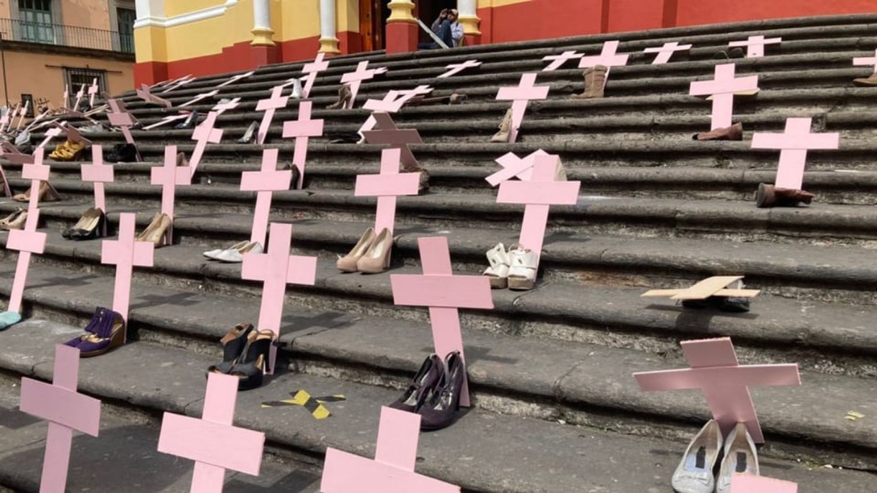 Feministas colocan cruces y zapatos en escalinatas de Catedral de Xalapa en memoria de víctimas de feminicidio