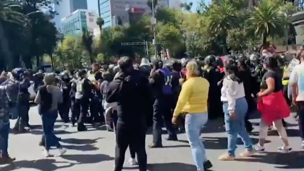 Feministas protestan en exhibición del piloto 'Checo' Pérez en Paseo de la Reforma