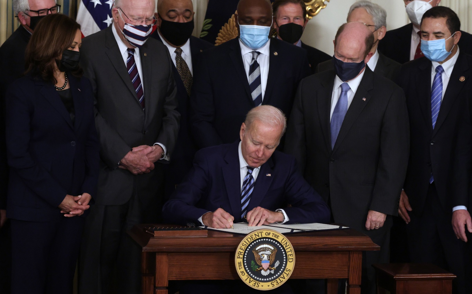 Flanqueado por legisladores y miembros de su gabinete, el presidente de los Estados Unidos, Joe Biden, participa en una ceremonia de firma del proyecto de ley para la S. 921(Getty Images)