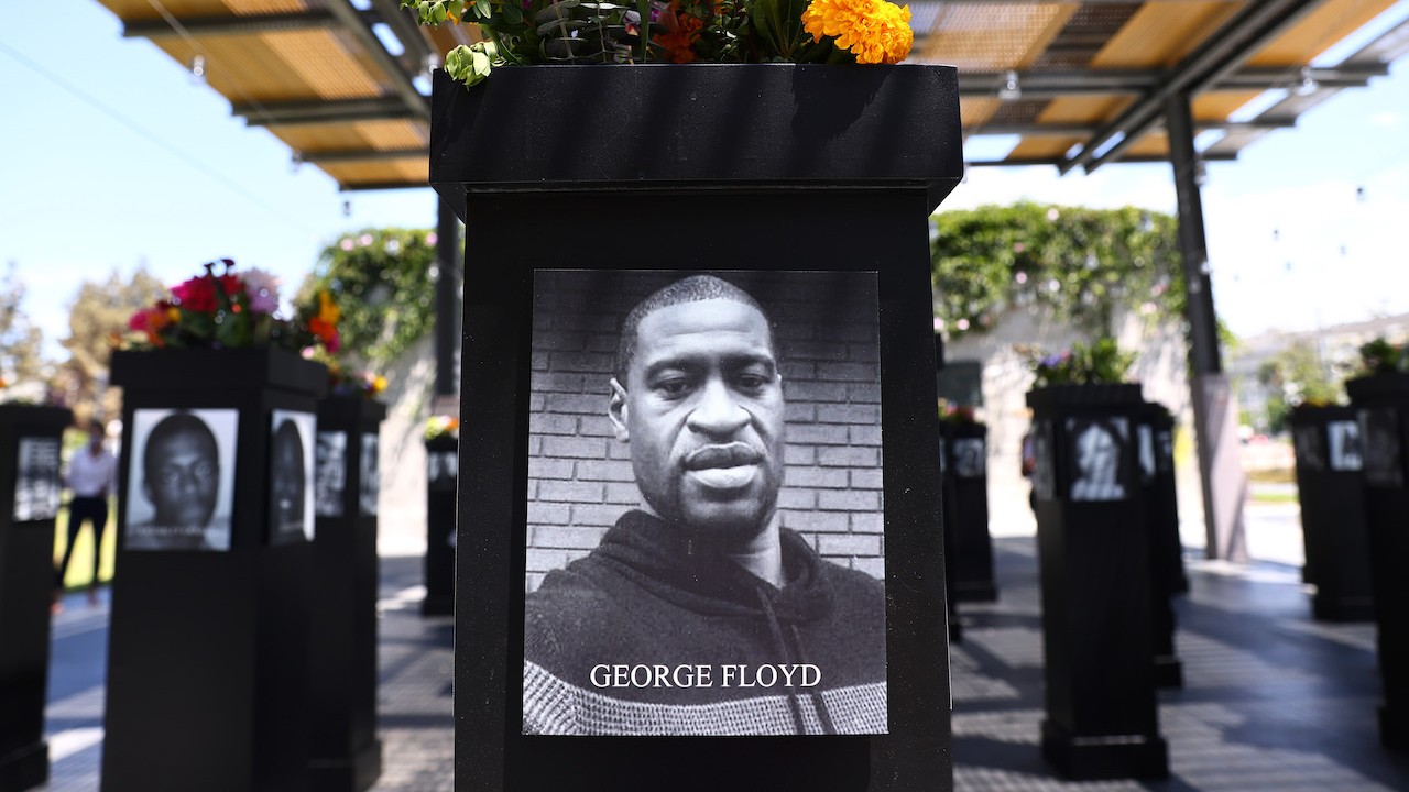 Una fotografía de George Floyd se exhibe junto con otras fotografías conmemorativa (Getty Images)