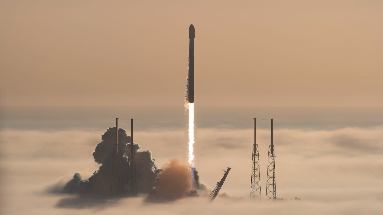 SpaceX expande su constelación orbital con el lanzamiento de 53 satélites