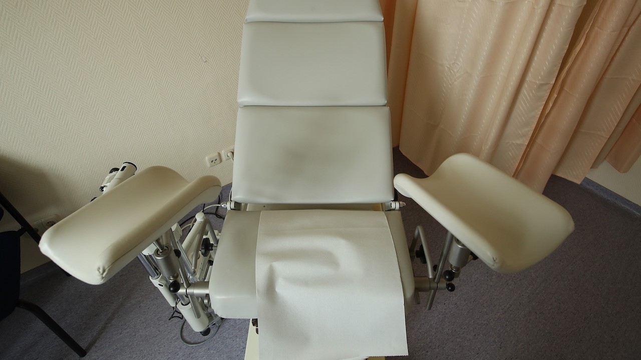 Una silla de ginecología en un consultorio médico (Getty Images)