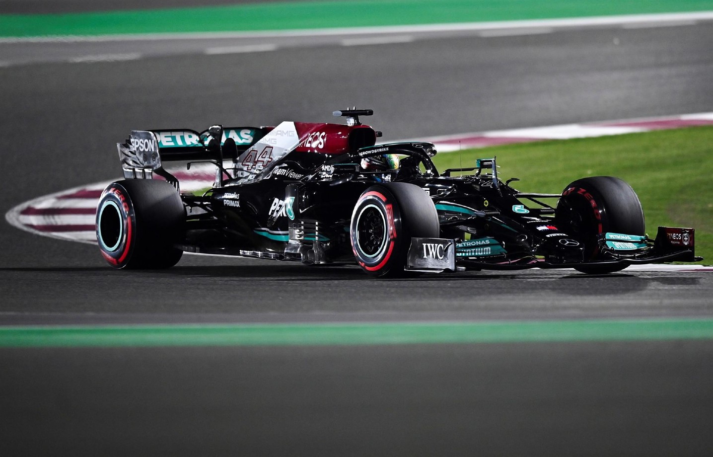 Hamilton gana Gran Premio de Qatar; 'Checo' Pérez en cuarto