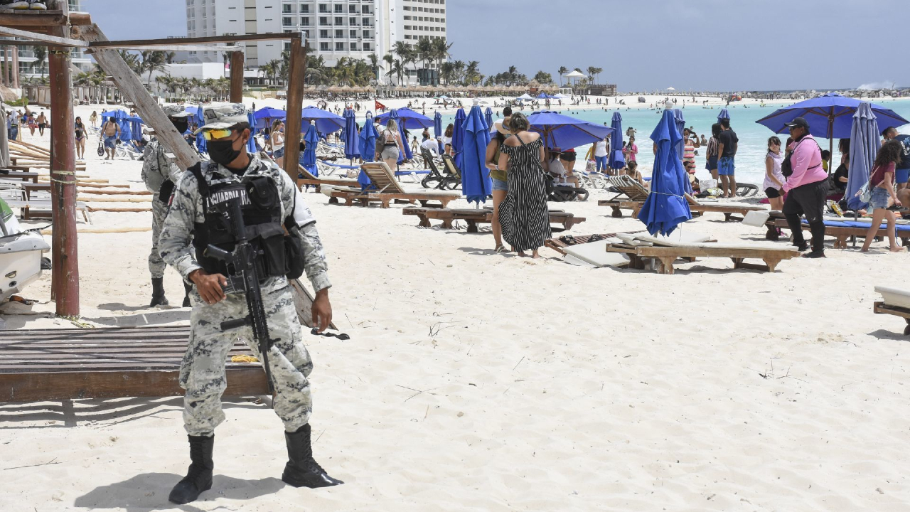 Elementos de la Guardia Nacional realizan operativo de seguridad en playas de Cancún