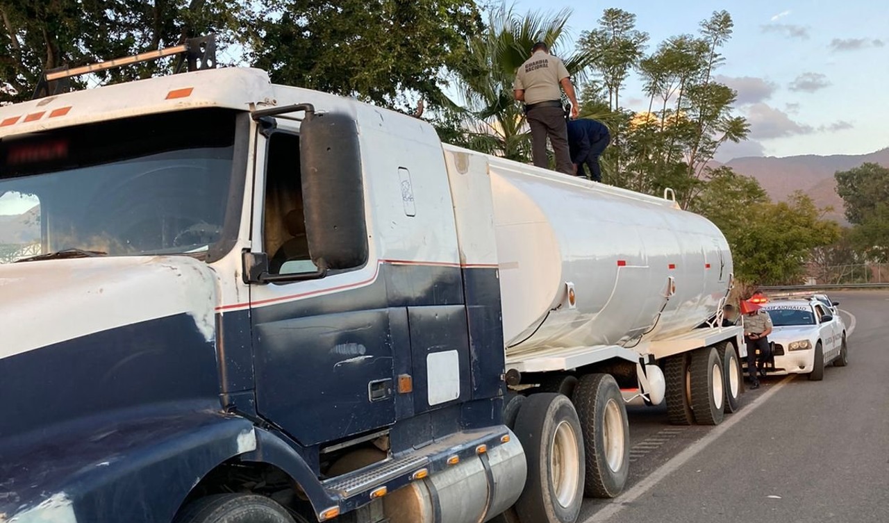 Guardia Nacional decomisa 30 mil litros de combustible en Oaxaca.