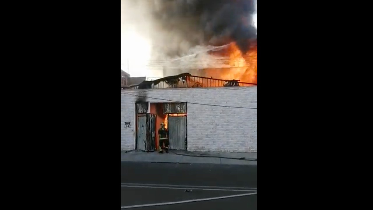 Incendio en calle Herreros y Grabados, colonia Venustiano Carranza (Twitter: @Bomberos_CDMX)