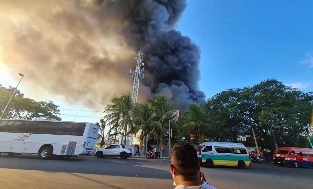Incendio arrasa con dos bodegas de abarrotes en Villahermosa, Tabasco.
