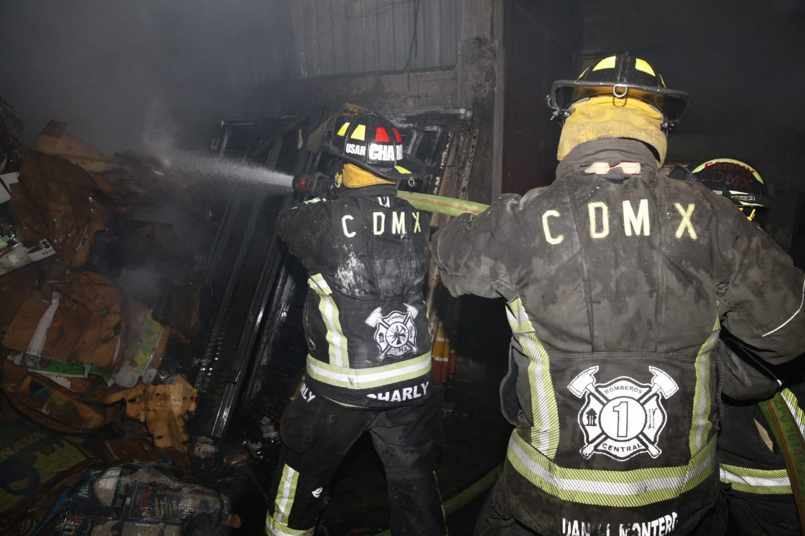 Incendio consume bodega que almacenaba cartón en Nezahualcóyotl, Edomex