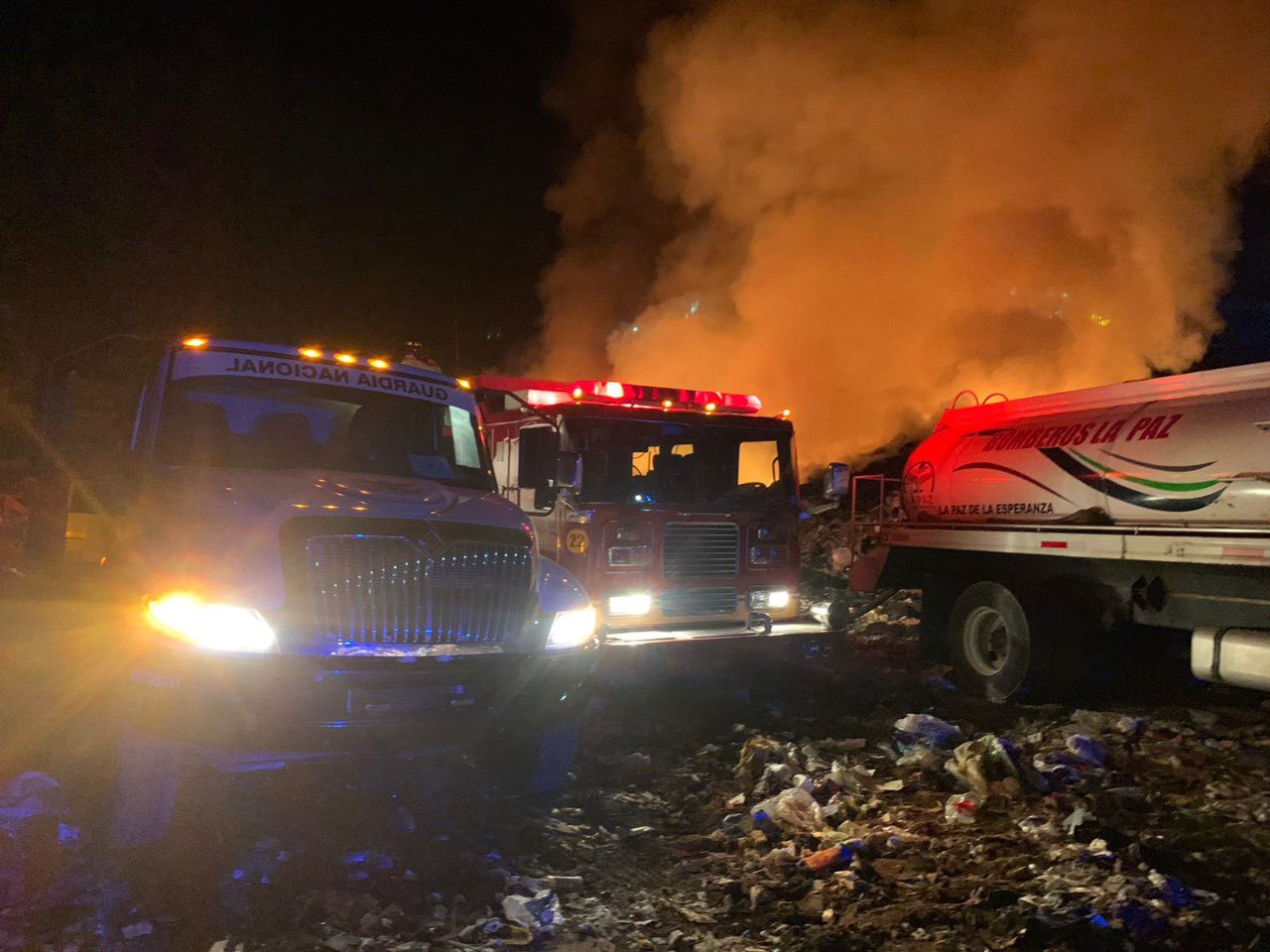 Incendio en relleno sanitario de Baja California Sur moviliza a los servicios de emergencia