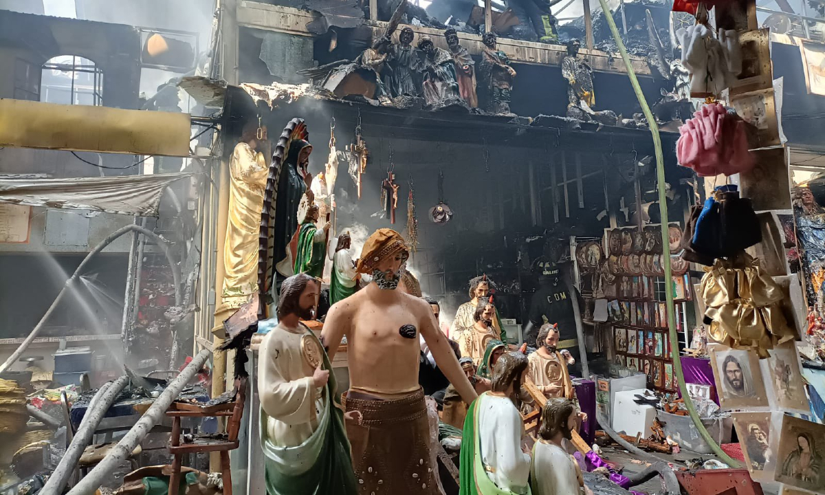 Bomberos de CDMX extinguen al 100% incendio en Mercado de Sonora