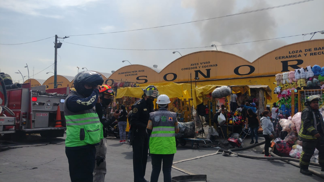 CDMX descarta víctimas por incendio en Mercado de Sonora que inició en zona de comida